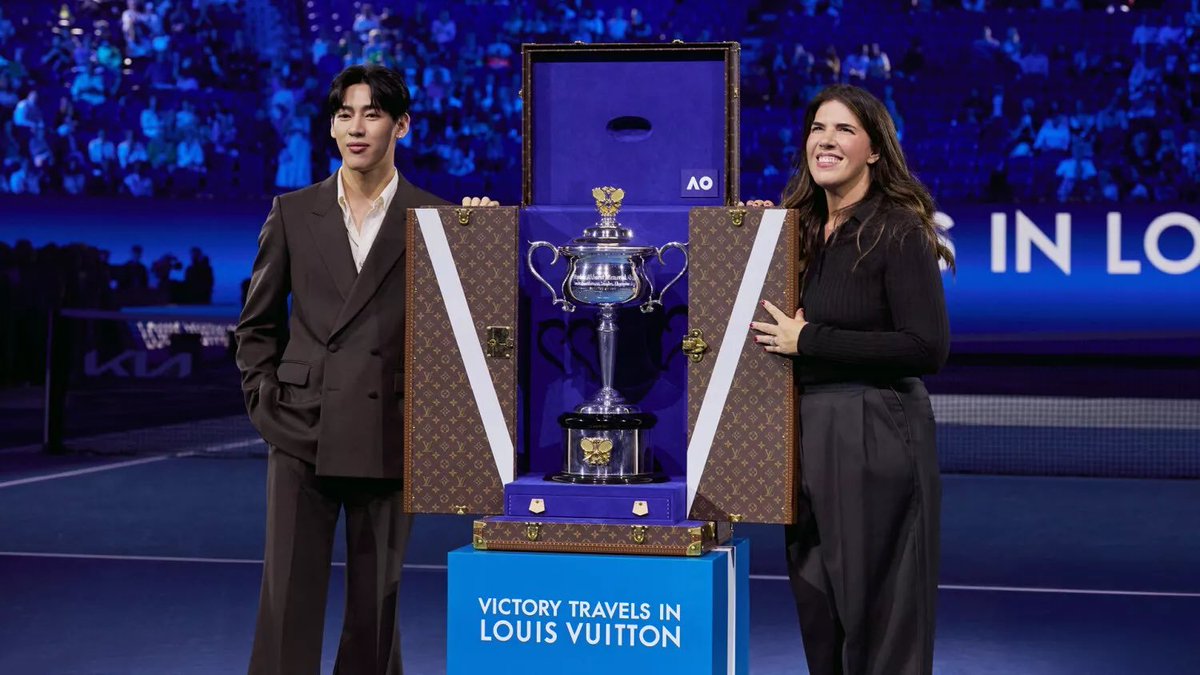 spinorbinmusic's tweet photo. BamBam delivers flawless style while presenting the Daphne Akhurst Memorial Cup at the 2026 Australian Open ✨🏆
A historic moment as the first Asian artist to ever take on this honor 💫🔥
#BamBam #AustralianOpen #HistoryMaking #DaphneAkhurstMemorialCup #GlobalIcon https://t.co/MdtLCDm7dI