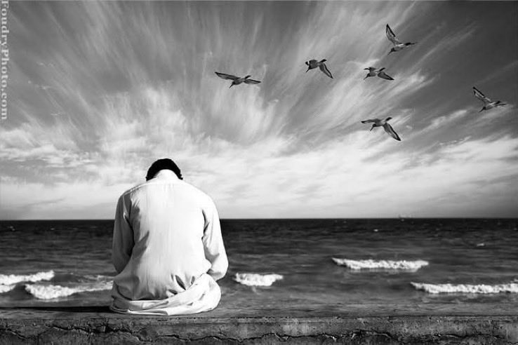 كل شيء تغير واختلف ..حتي مشاعرنا..
لم تعد ترغب في تجديد عقودها مع الغائبين ..
من يرحل لم نعد نسأل عنه ..
ومن جاء لم يعد لوجوده لذة ..
أصبحنا نبحث عن شيء لا نعرفه!!!