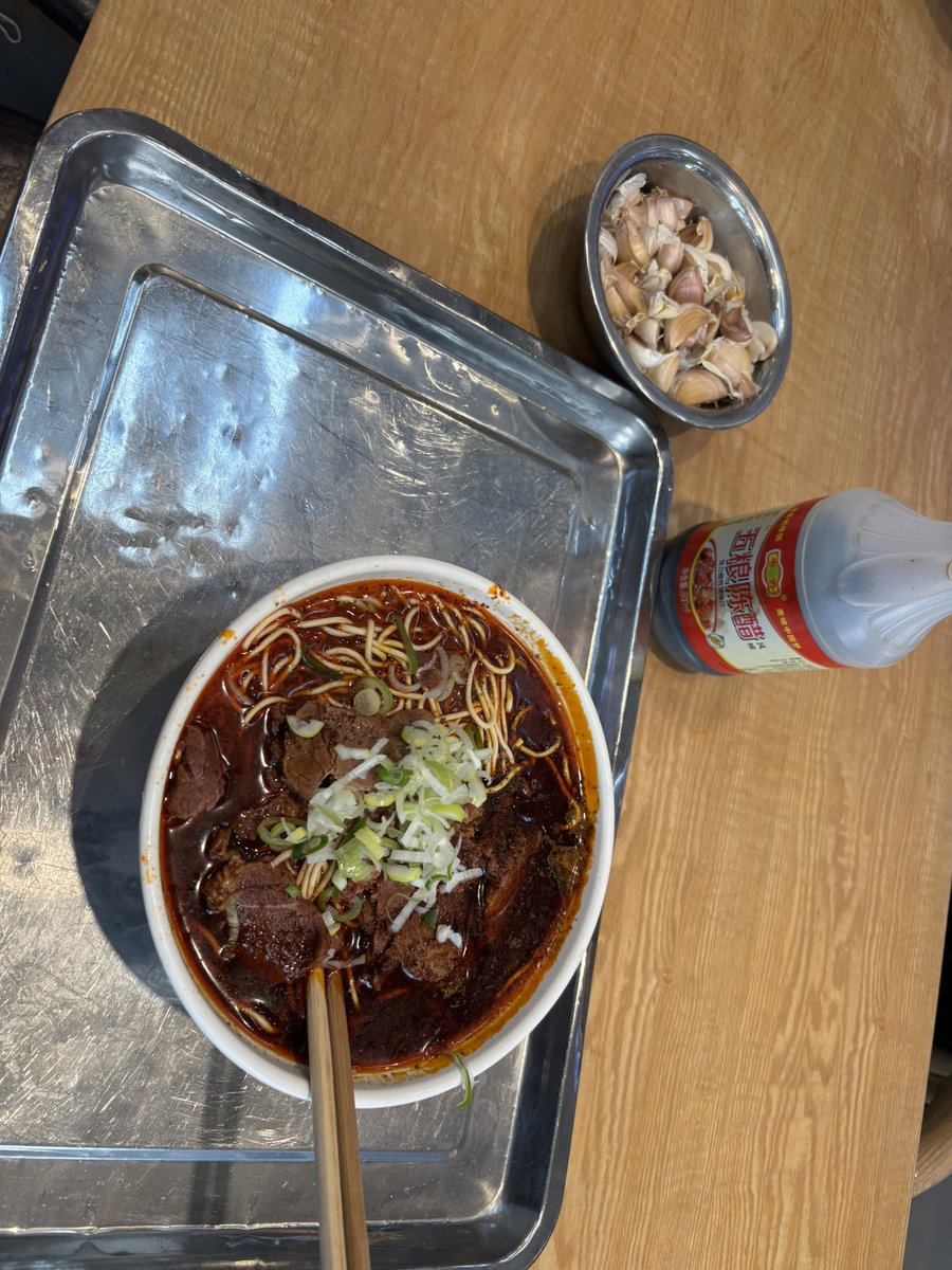 ご飯食べるテーブルにニンニクがあることが有るって聞いたことはあったけど初めて見た！感動。
ちなみにこれは朝ごはんの牛肉面（ニューローメェン）多分麺250gぐらい入ってる。