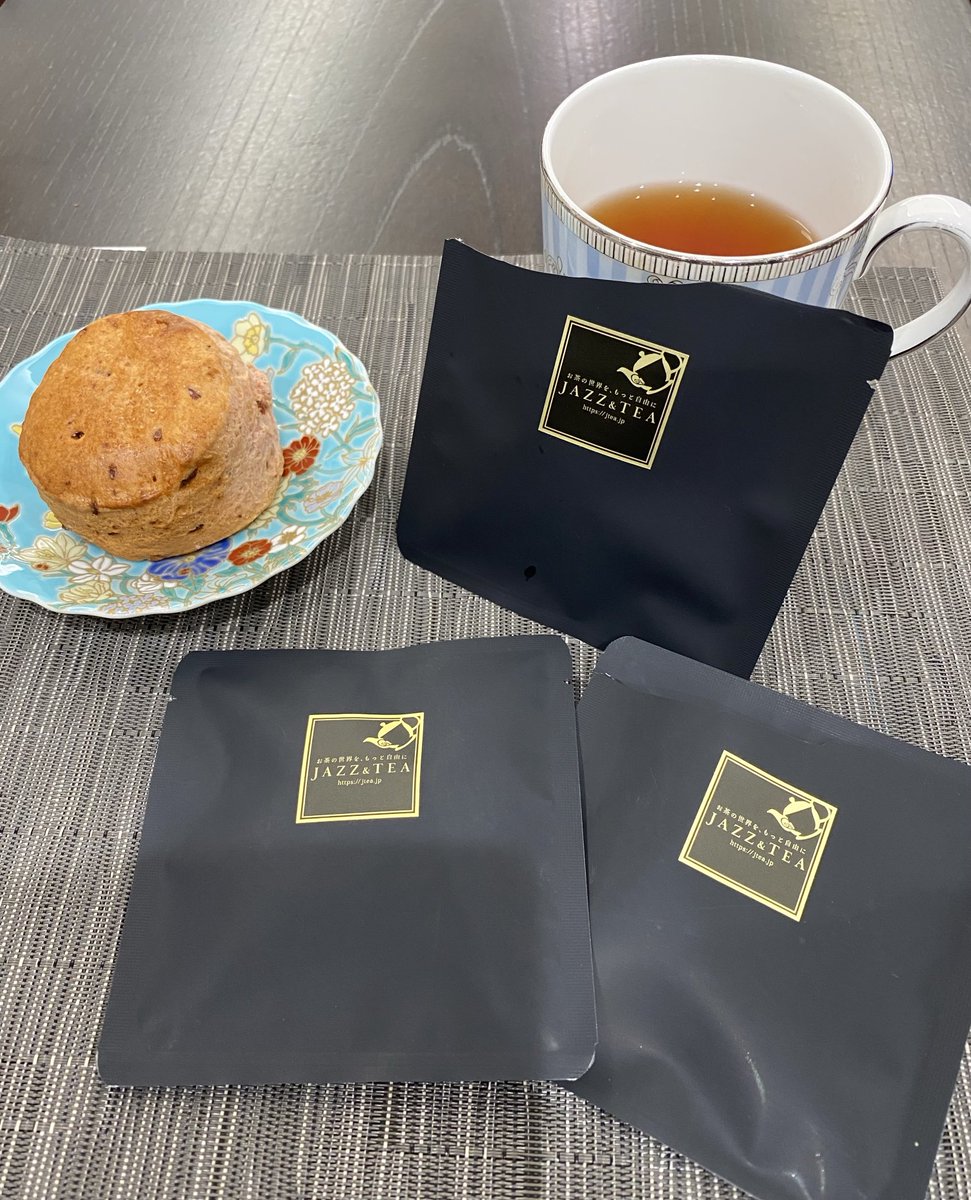 makotokotok's tweet photo. 高松三越の催事で買ってきた
倉敷のJAZZ&amp;TEA さんの紅茶。もうね、なんだこれ！ってなります。感動の香りです。ティーポットで出してる間にカップやお皿の準備しながらキッチンをうろうろしてたら、ん？何これ？何？この香りは⁈!!キミかーー！と私はなりました。因みにFeeling Goodという名の紅茶。 https://t.co/CsH739vkC5