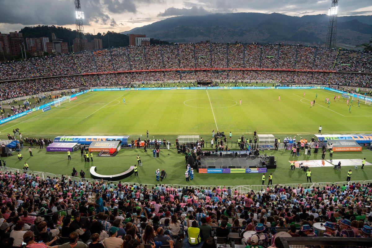 FicoGutierrez's tweet photo. Hoy recibimos a Messi y al Inter de Miami frente en un partido histórico en el Atanasio Girardot Atlético Nacional⚽️🥅.

Más de 35.000 personas en el estadio, 3.000 niños de nuestras Escuelas Populares del Deporte invitados y una derrama económica que supera los 5 millones de dólares.

Medellín es sede de los grandes eventos, del deporte y de las oportunidades💥.