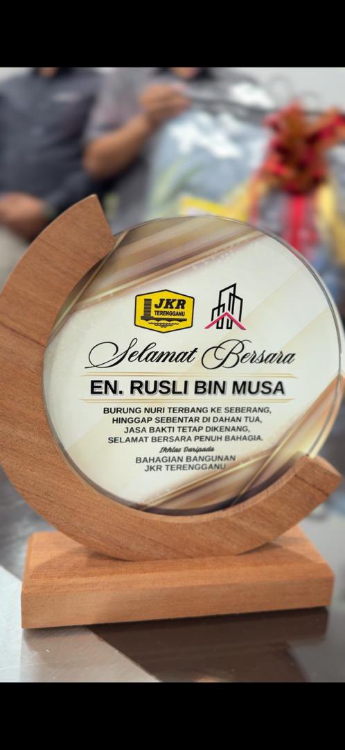JKRBangunanTrg's tweet photo. 1 Feb 2026 : Jasamu dikenang. Selamat bersara kami ucapkan kepada En. Rusli Bin Musa. Semoga fasa persaraan ini dilimpahi dengan ketenangan, kesihatan yang baik dan kebahagiaan di samping keluarga tercinta. @JKRTerengganu @HasliJKR @MFahmi2nd https://t.co/drp4oNANG4