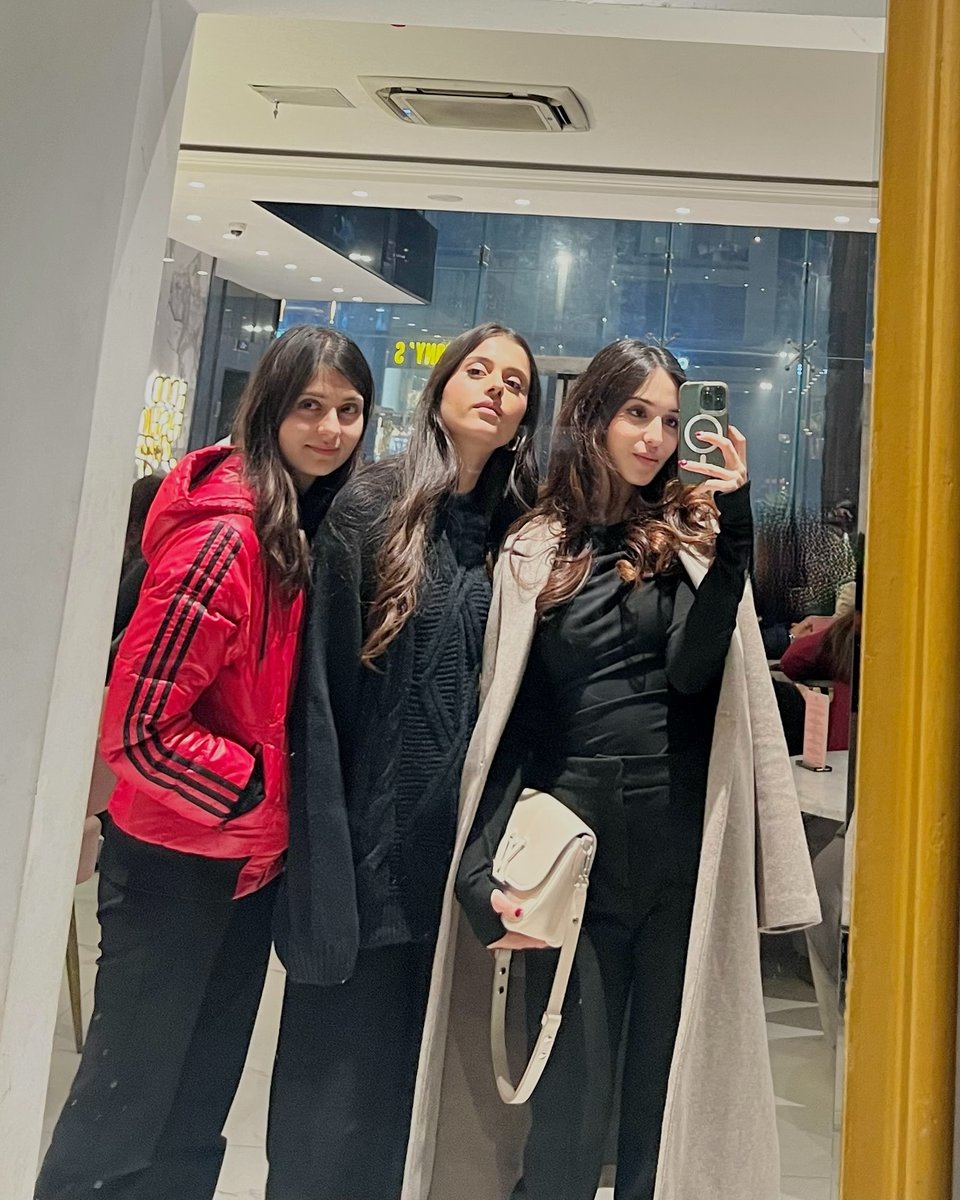 sanayakhan0's tweet image. You can’t choose your family but you can choose your friends.
#FriendshipLove  #SquadVibes #TrueFriends #CherishedMoments