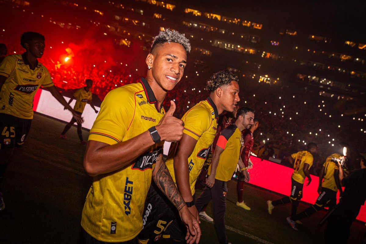 BarcelonaSC's tweet image. BARCELONA SPORTING CLUB: Ayer, hoy y siempre. 💛👊

#BarcelonaMiPasión