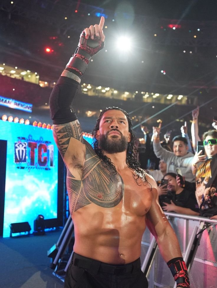 Roxenato's tweet photo. De alguna manera, Roman Reigns siempre encuentra la forma de colarse en el evento principal de WrestleMania. 

En la edición 39 presionó para retener el título y básicamente asegurar el puesto en la 40. Para la 41, presionó en tener un combate con CM Punk, sin importarle la historia que tenía con Seth Rollins, y por el star power de los tres no les quedó otra que llevarlos al estelar. Para la 42, parece haber estado jugando con su situación contractual para conseguir el spot. 

Va por su undécimo main event de WrestleMania, a falta de una posible lucha de The Rock para el próximo año en Arabia que también podría conseguirle ese puesto. Sobrevalorado se queda corto para definirlo.