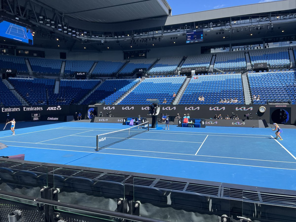 ericsalliot's tweet image. C’est parti pour @k_efremova09 face à Ekaterina Tupitsyna. Il faut s’habituer aux dimensions immenses de la RLA. Aucune bleue n’a gagné ici depuis Virginie Razzano! #juniors