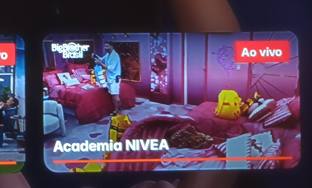 raphcapp's tweet image. Globoplay é tão bugado que o espírito do Henri Castelli ainda está na casa #BBB26