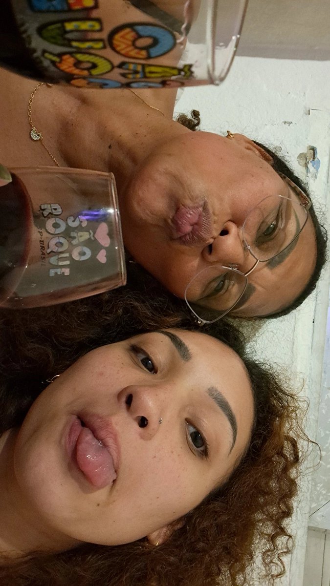 cientralprk's tweet image. Ela fez, insistiu, e conseguiu me tirar da cama pra beber