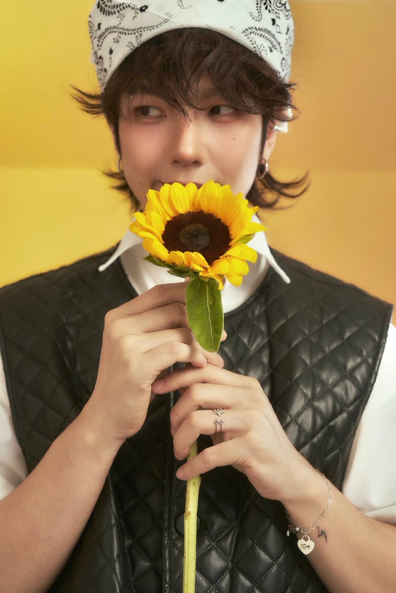 The flower language of the sunflower is: silent and firm love, persistence, hope and loyalty to the my sun，It symbolizes my unwavering love for you.
#BuildJakapan 
#Beyourluve 
<a href="/JakeB4rever/">BIU.</a>