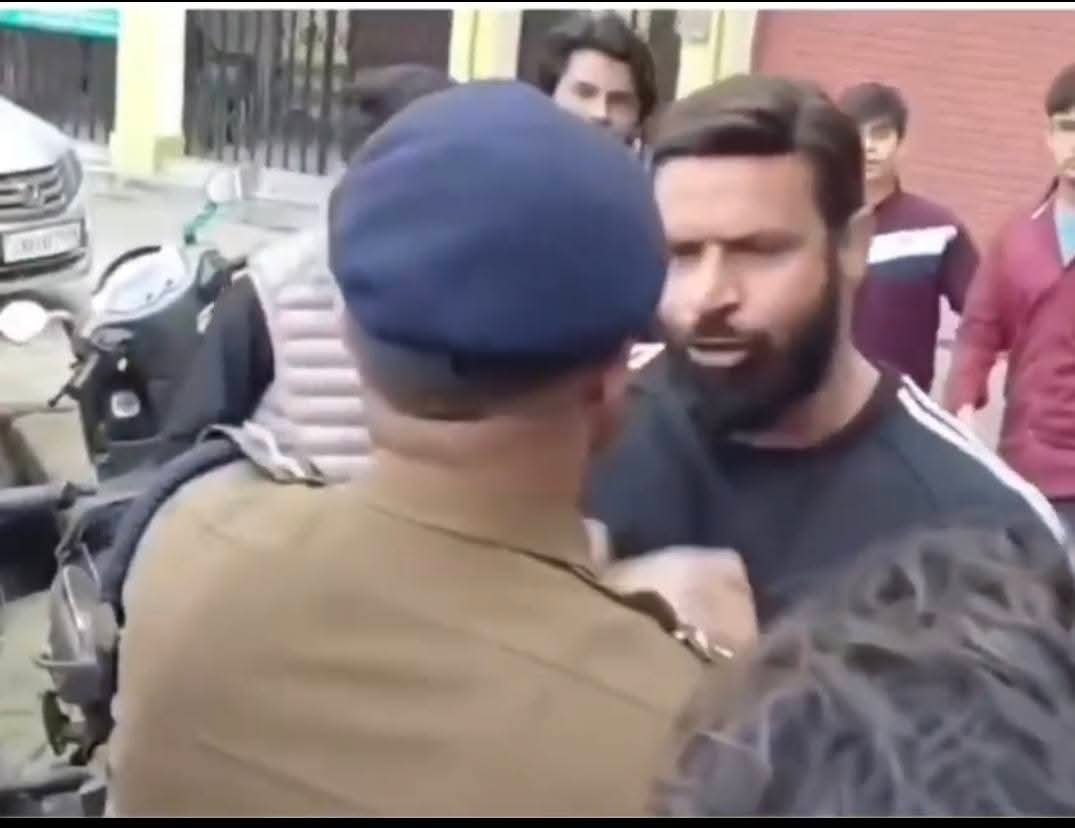 उत्तराखंड पुलिस- आप हट जाइए
दीपक- क्यों हटूं में ?

उत्तराखंड पुलिस- आप माफी मांग लीजिए
दीपक- माफी क्यों मांगू?

उत्तराखंड पुलिस- आप माफी मांग लीजिए
दीपक - देखिए भाई साहब माफी नहीं मांगूंगा जो गलत है वह गलत है
#IStandWithMuhammadDeepak