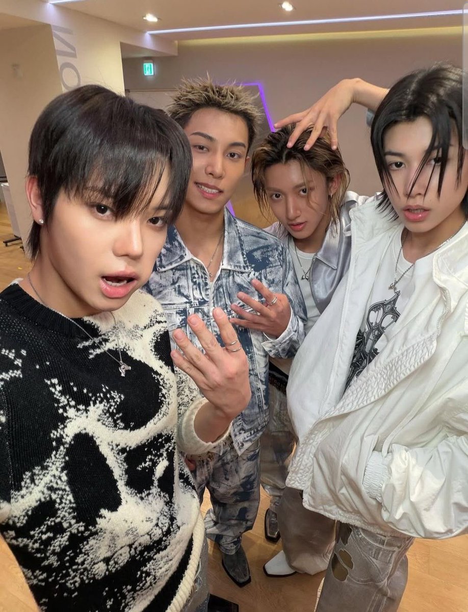 พี่เจบีบอกในไลฟ์ตัวเองว่าชอบเพลง "FaceTime" ของลองชอต หลังจากแฟนคลับถามเกี่ยวกับลองชอต แงงงงเด็กๆถูกพูดถึงจากรุ่นพี่ในวงการแล้วอะ เฟมัสมาก

#LNGSHOT #롱샷 #JAYB #GOT7