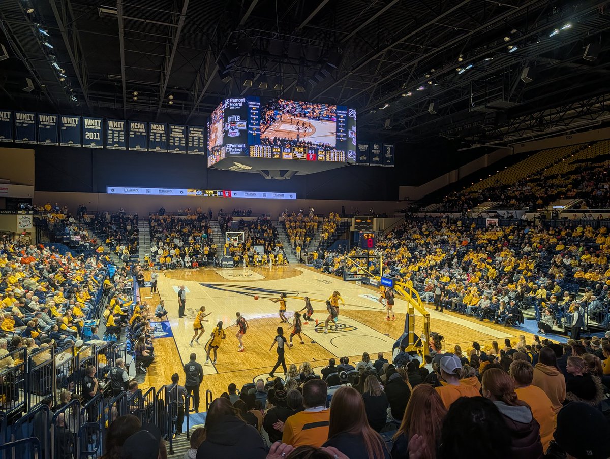RodneyTheisUT1's tweet photo. Congratulations @ToledoWBB on the big win this evening at Savage Arena against that team down south.  #TeamToledo #Rockets 🚀 https://t.co/FMYnJLs7CX