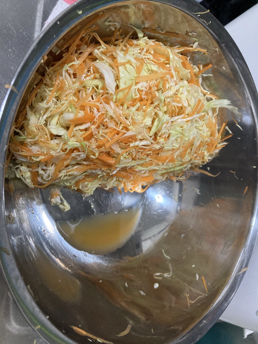 酢玉ねぎしようと思ってた材料を一昨日の週末飲酒のつまみに使ってしまったのでコールスロー仕込みにシフトチェンジ