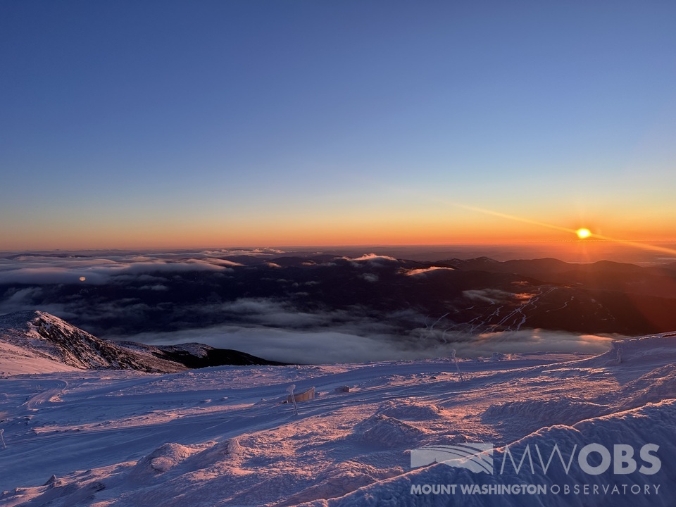 MWObs's tweet photo. After being in and out of the clouds the past few days, the summit fully cleared last night, treating our staff to a calm sunrise above the clouds. Dry and milder conditions are expected on the higher terrain into mid-next week. For more details, visit https://t.co/nTW5QhHNSU https://t.co/x7xnc2Id1P