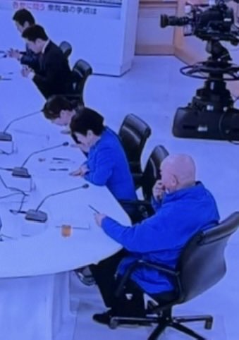 kensyuu12's tweet photo. NHK日曜討論の日本保守党 百田尚樹代表

番組開始時に発言機会の公正を頼んだのに司会がそれを守らずいつも通りに差をつけ日本保守党の発言機会が少なかったので番組終了時にみんなお辞儀してたのに百田代表だけはお辞儀せず鼻くそほじってた(笑) https://t.co/UHQGGH1N1h