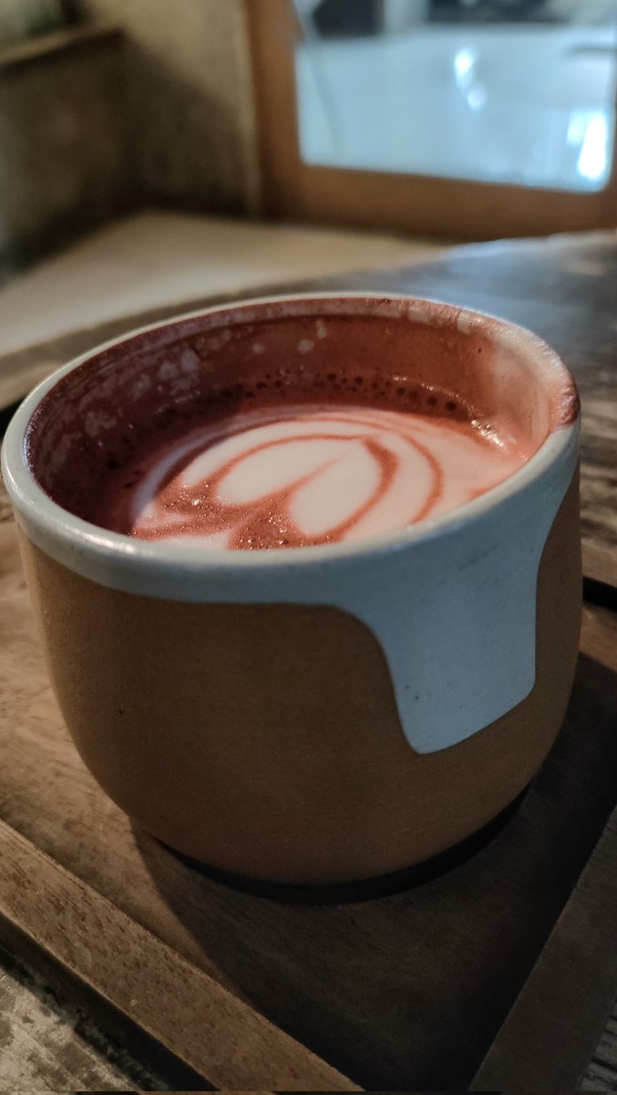 Sarapan weekend di Jiwan Cafe Cibubur, biasanya kalau lewat sini selalu penuh ternyata parkir ada dibelakang bisa tampung 20 mobil karena ada club pilates dan Kolam Renang