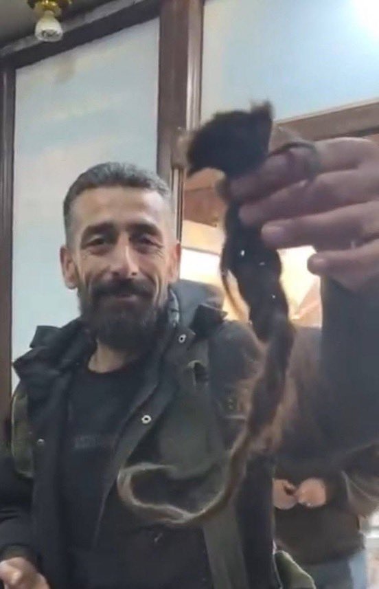 Türkiye’de kahraman ilan edilen adamı Şara tutuklatmış. Düşünün Türkiye’deki seviyeyi, şara’nın  Türklerden daha az ırkçı olmasına mı sevineyim Türklerin daha çok ırkçı olmasına mı üzüleyim .