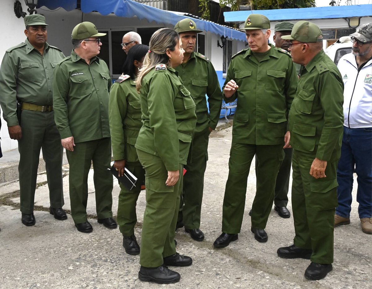 🇨🇺 El Presidente del Consejo de Defensa Nacional, Miguel Díaz-Canel Bermúdez, participó en el desarrollo de un ejercicio táctico en la zona de defensa de Tamarindo, en territorio del habanero municipio de Diez de Octubre, como parte del tercer Día Nacional de la Defensa en enero.