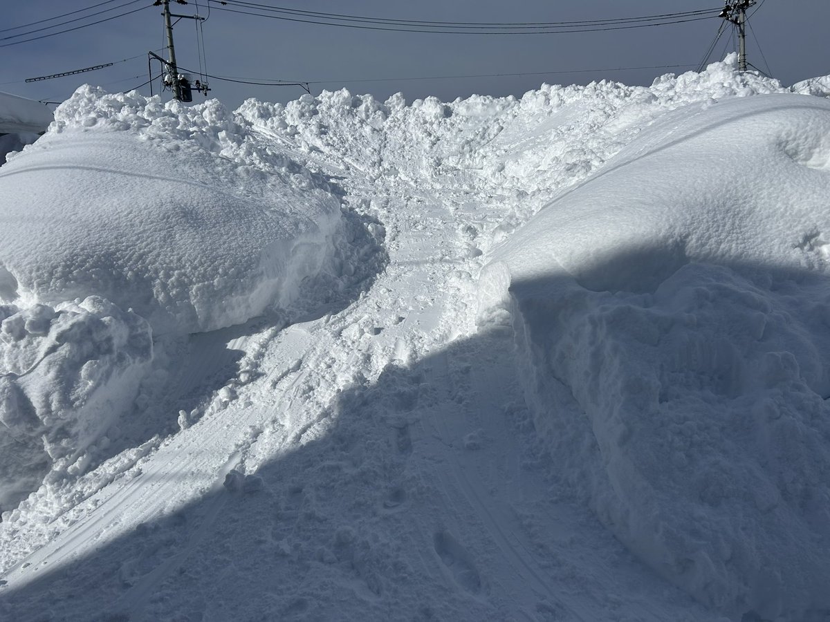ibusan4062's tweet photo. 皆様おはようございます☀
本日も朝からかなり積もっており、雪かき3時間半しました☃️🪏
連日皆様雪かきお疲れです
怪我や事故等には充分気をつけてください
本日も一日よろしくお願いします🙇 https://t.co/AZsBfgKplP