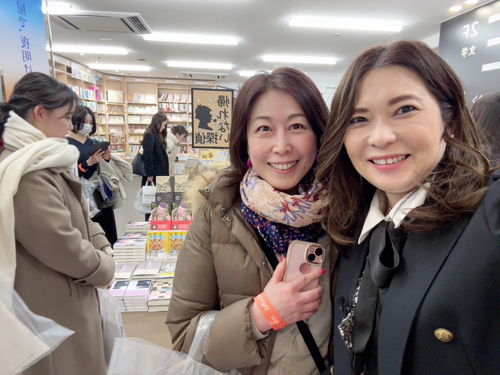 micamaru's tweet photo. 精神科医の@kabasawa 樺沢先生と瞬読の@emiko_yama 山中恵美子さんの、#キノフェス トークショーは、たくさんの人で賑わっていた。おふたりの掛け合いが軽やかで楽しい。心に残ったフレーズは　インプット→アウトプット→フィードバック。教わったこのサイクルを実践します❣️ありがとうございました。 https://t.co/4YJXdzWORJ