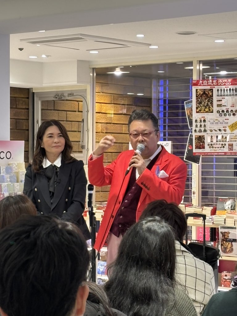 micamaru's tweet photo. 精神科医の@kabasawa 樺沢先生と瞬読の@emiko_yama 山中恵美子さんの、#キノフェス トークショーは、たくさんの人で賑わっていた。おふたりの掛け合いが軽やかで楽しい。心に残ったフレーズは　インプット→アウトプット→フィードバック。教わったこのサイクルを実践します❣️ありがとうございました。 https://t.co/4YJXdzWORJ