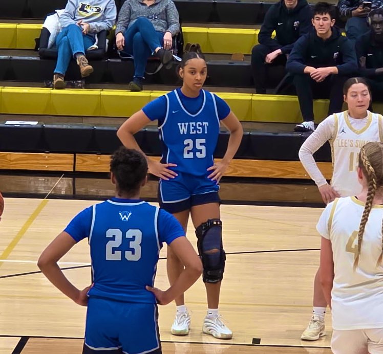 SunflowerSmack's tweet photo. Great to see that @JessicaEBorders is out on the 🏀 floor for @ow_owls tonight v Lee’s Summit. 👏🏾👏🏾👏🏾
Lees Summit leads after 3Q 40-31. https://t.co/LmjD8QtNlE