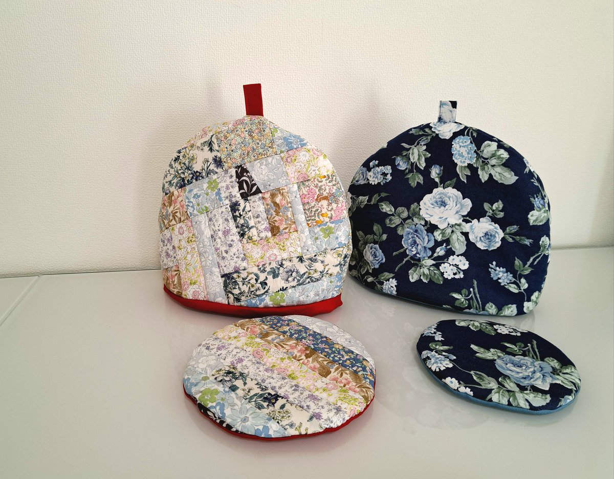 ティーコジーを作ったよ
去年、お友達と行ったカフェのコジーがいい働きをしていて試しにひとつ作って実験したら保温効果あり👍
大昔使っていたカバーは何故保温されなかったのか謎😓

余り布を使うから小物の柄がみんな同じになる😂