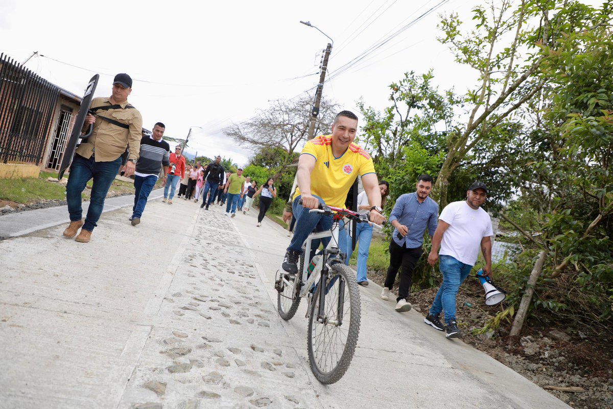 OctavioGuzmanGu's tweet photo. Invertimos en la zona rural de #Popayán en 9 veredas, y los resultados ya son una realidad.

Más de 20 mil personas hoy cuentan con vías para la vida que conectan territorios, acercan salud y educación y fortalecen el trabajo digno.

Cuando llega una vía, el territorio se transforma y Popayán progresa.