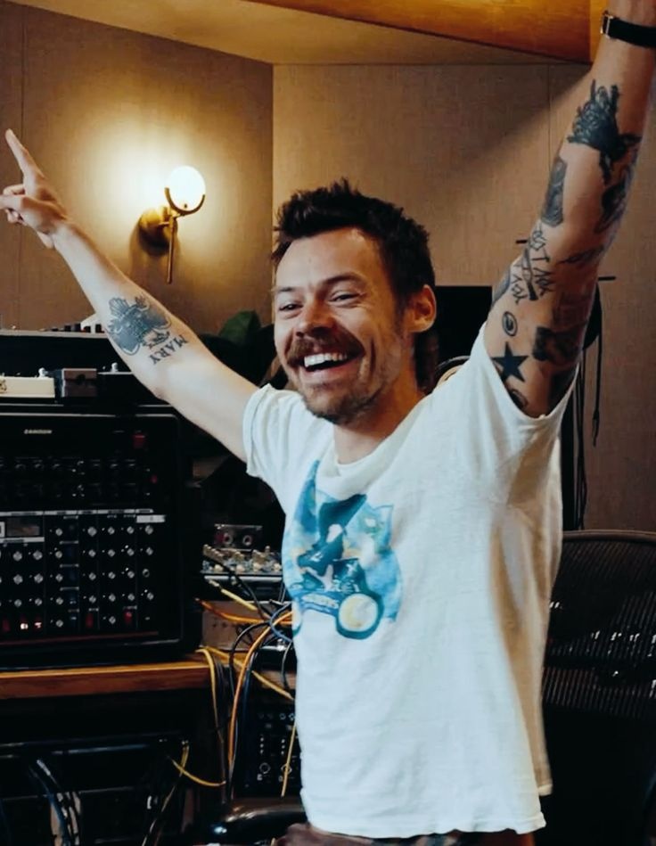 louistwins's tweet image. Eu conheci esse menino com 16 anos cheirando a talco Johnson baby e agora ele tá completando 32 anos!

É louco como o tempo passa tão depressa...