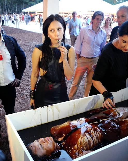 Byanu's tweet photo. Essa galera sempre gosta de umas festas estranha https://t.co/b34cV22uit