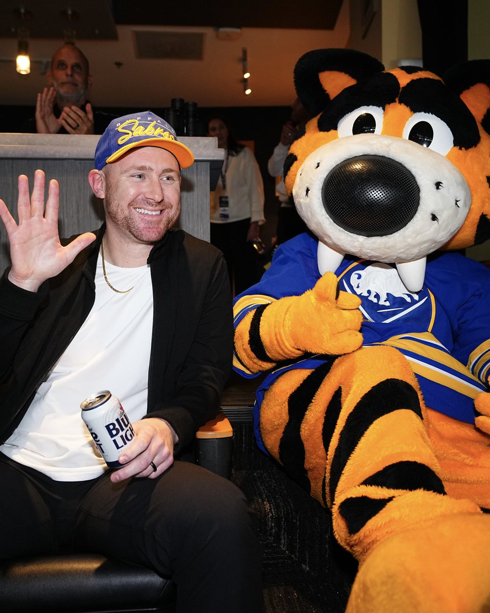 A very Buffalo Saturday night. 🤝
@BuffaloSabres x #BillsMafia