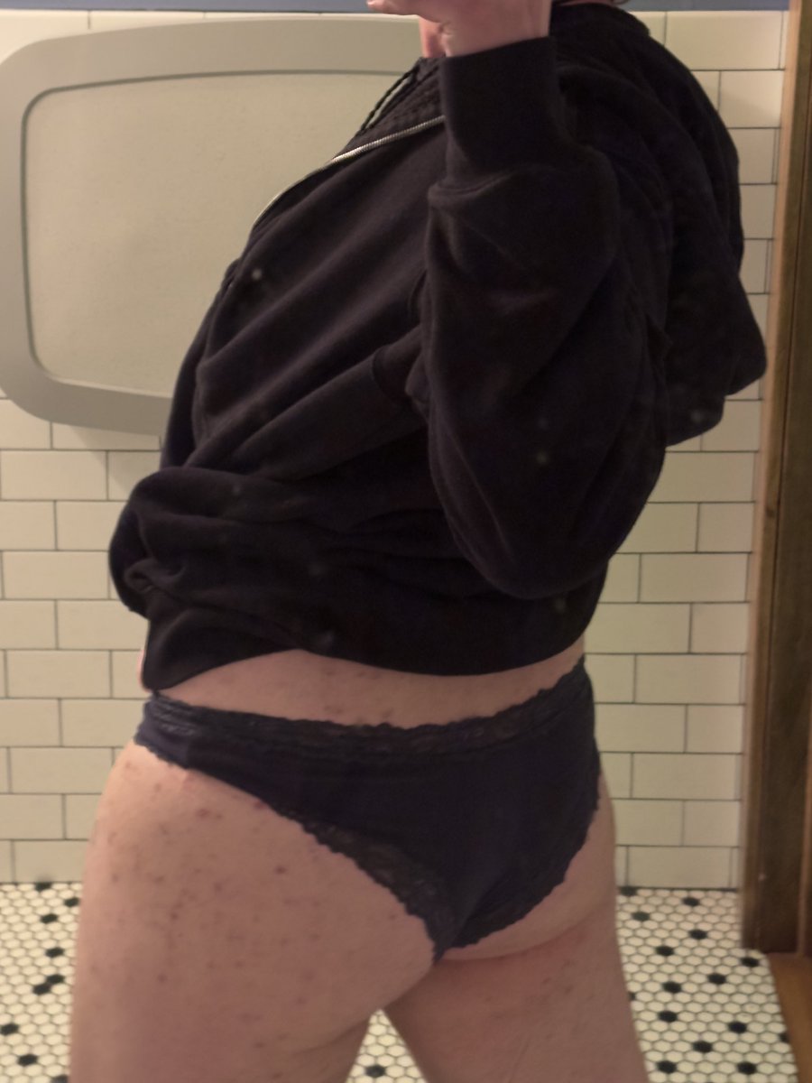 softfrots's tweet photo. having fun in the bathroom!! https://t.co/CYik0adaqq
