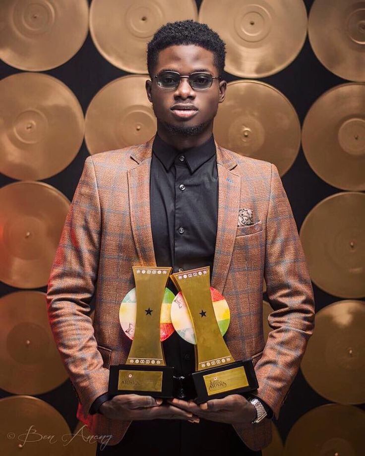 Es3_woara's tweet photo. Happy birthday to you .@KuamiEugene 🐐 Adey wish you with this picture because this stage or lemme say transition (2018 - 2020) gave us bangers 😂👑 you won’t believe how I became famous way back in jhs 2018 because of your songs😂 age with grace👑 https://t.co/xILPBsReXw