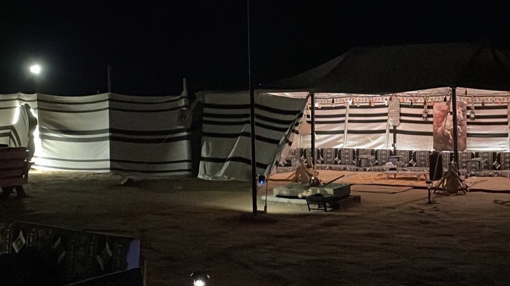 aws230's tweet photo. الغيم مايحزن على موت الأشجار
والشمس تشرق لي وتشرق لغيري

والناس تتزاحم على شرب الأنهار
وأنا مكفيني عن الناس بيريي

ويوم الطيور تهاجر وتقطع الأبحار
أنا مبرقع داخل الصدر طيري

ماني لكل مضيع دياره ديار
ولا هو ضروري كل يذوق خيري. https://t.co/ApIUusZe68