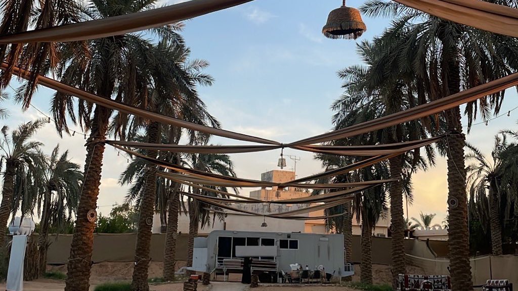 aws230's tweet photo. الغيم مايحزن على موت الأشجار
والشمس تشرق لي وتشرق لغيري

والناس تتزاحم على شرب الأنهار
وأنا مكفيني عن الناس بيريي

ويوم الطيور تهاجر وتقطع الأبحار
أنا مبرقع داخل الصدر طيري

ماني لكل مضيع دياره ديار
ولا هو ضروري كل يذوق خيري. https://t.co/ApIUusZe68