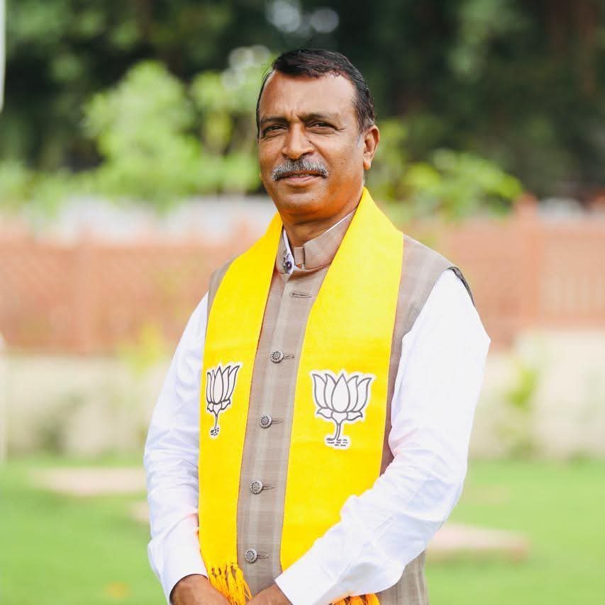 देवास जिला पंचायत के पूर्व अध्यक्ष हम सबके वरिष्ठ नेता आदरणीय भाई साहब कुंवर श्री नरेंद्र सिंह जी राजपूत को जन्म दिवस के शुभ अवसर पर बहुत-बहुत बधाई और शुभकामनाएं