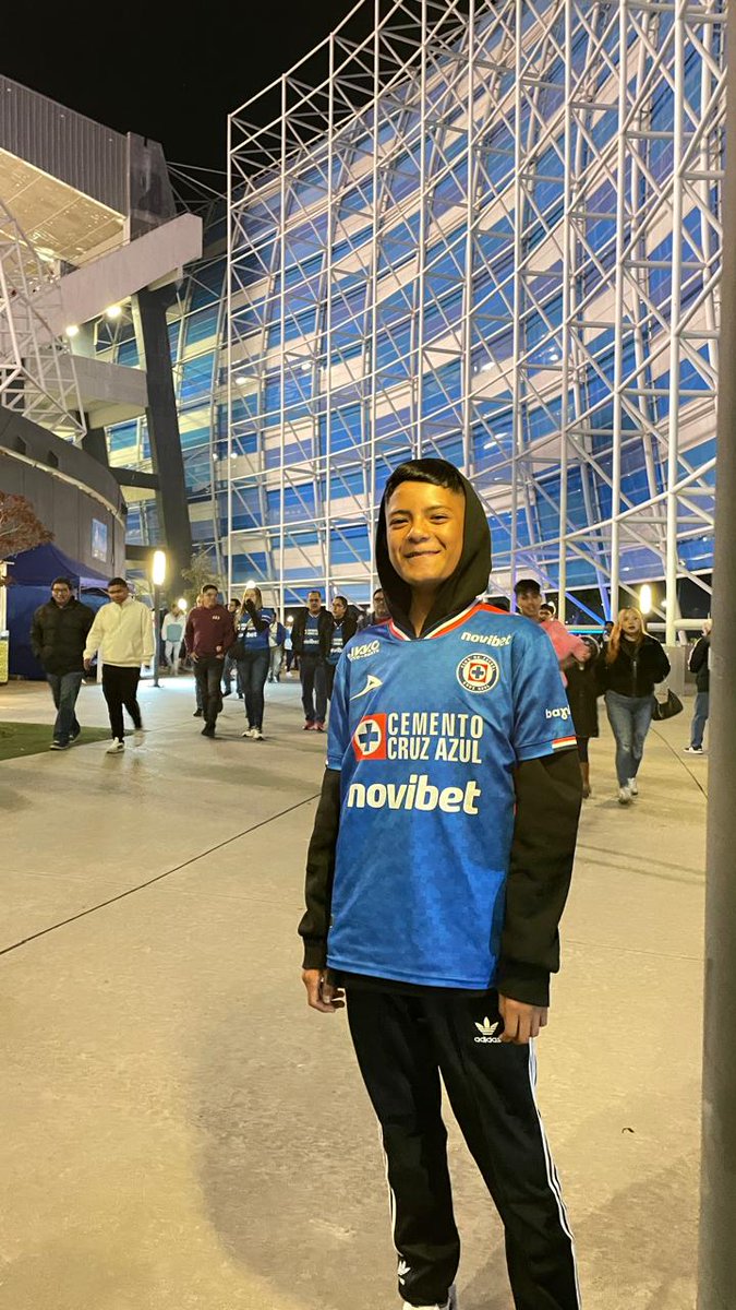 Amigos de Twitter <a href="/CruzAzul/">CRUZ AZUL</a>, necesito un favor especial. Mi sobrino Iker (fiel aficionado a la Máquina) lleva más de un mes luchando en el hospital.

​Casi no está consciente, pero sonríe cuando le cuento de nuestra querida Máquina y ayer lloró de emoción con los goles. 💙🚂