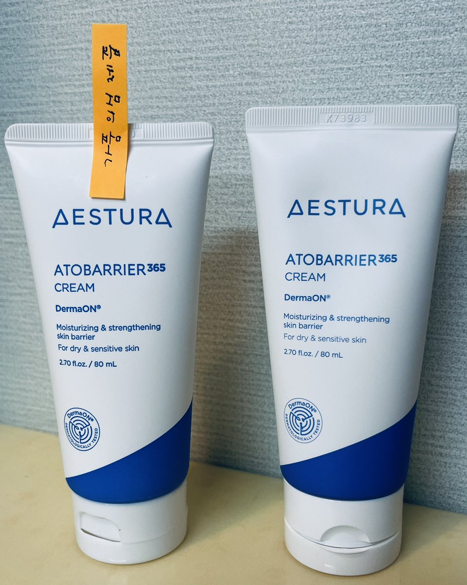 zittersweet99's tweet image. 그래서 정품이 왔는데, 그때까지 ‘에스트라가 샤넬 디올도 아니고 이 정도 가격의 제품도 가짜가 있다고?‘ 했던 의심이 싹 가심. 이건 빼박 가짜!

우선 제품 크기가 확연히 다르고, 폰트가 미세하게 두꺼움.