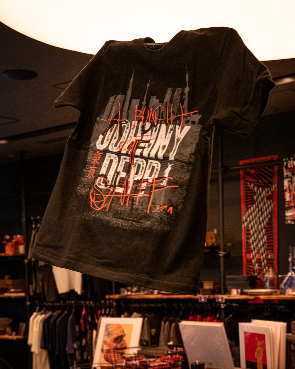 jdabunchofstuff's tweet photo. 限定100点】
「A Bunch of Stuff」東京限定Tシャツ
 あの人気アイテムが…再販決定！

ファンの皆さまへ
発売直後から大反響をいただいた「A Bunch of Stuff」東京限定Tシャツ。
 「もう一度販売してほしい」という���を多数いただき、このたび *限定100点*で再販が決定 しました！
1月31日（土）より、会場内ギフトショップにて販売開始。
 前回購入できなかった方も、ぜひこのチャンスにお立ち寄りください。
なくなり次第終了となります。お早めに！

※当日の展覧会チケットの掲示をお持ちの方のみ購入可能。