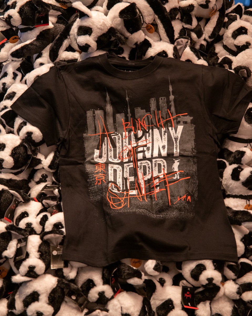 jdabunchofstuff's tweet photo. 限定100点】
「A Bunch of Stuff」東京限定Tシャツ
 あの人気アイテムが…再販決定！

ファンの皆さまへ
発売直後から大反響をいただいた「A Bunch of Stuff」東京限定Tシャツ。
 「もう一度販売してほしい」という���を多数いただき、このたび *限定100点*で再販が決定 しました！
1月31日（土）より、会場内ギフトショップにて販売開始。
 前回購入できなかった方も、ぜひこのチャンスにお立ち寄りください。
なくなり次第終了となります。お早めに！

※当日の展覧会チケットの掲示をお持ちの方のみ購入可能。