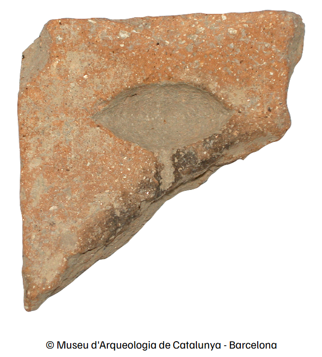 MuseuConcaDella's tweet photo. Els projectils de fona van ser molt populars al llarg de tota l’època romana. En aquestes fotos hi ha un motlle per a fabricar-los procedent d’Olèrdola que trobareu al @macarqueologia i un projectil de plom del @MuseudeGuissona https://t.co/2vjcTfx0cI
