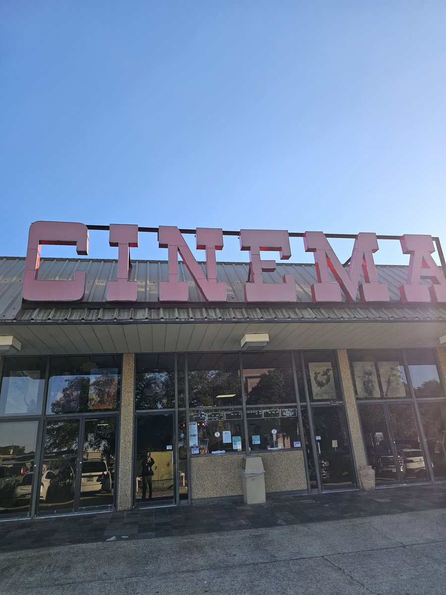 pvtjokerus's tweet image. When's the last time you went to a theater like this?