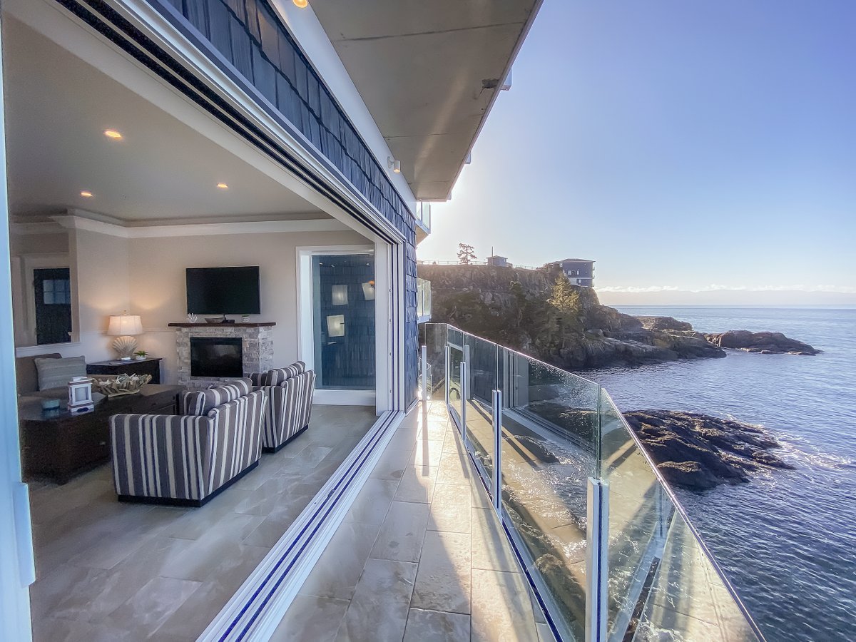 Welcome home 🌊✨
Step inside SookePoint Ocean Cottages and experience coastal living at its finest. Every detail of these interiors is designed to complement the breathtaking beauty just outside your window—from serene sunsets to the gentle rhythm of the sea.