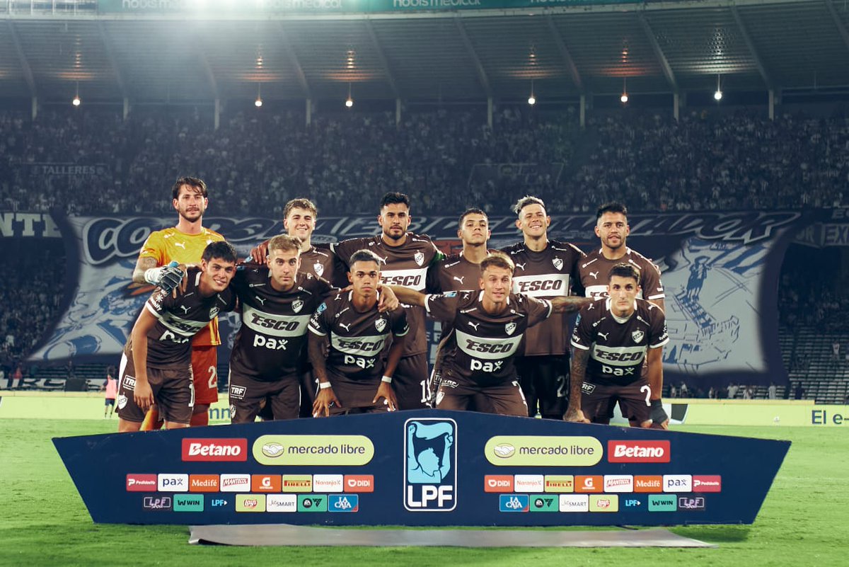 LigaAFA's tweet photo. El hincha argentino le da sentido a cada partido.
#Asociate a tu club y convertite en protagonista de la liga.
#LPFSolidaria https://t.co/Uy5s0qDBQV