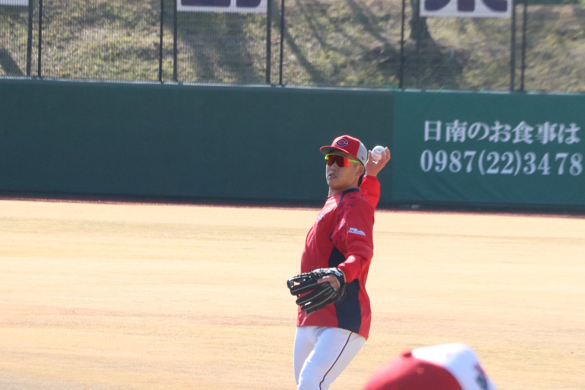 小園海斗 選手は、打撃投手相手に、国際球でキャッチボール。 #カープ