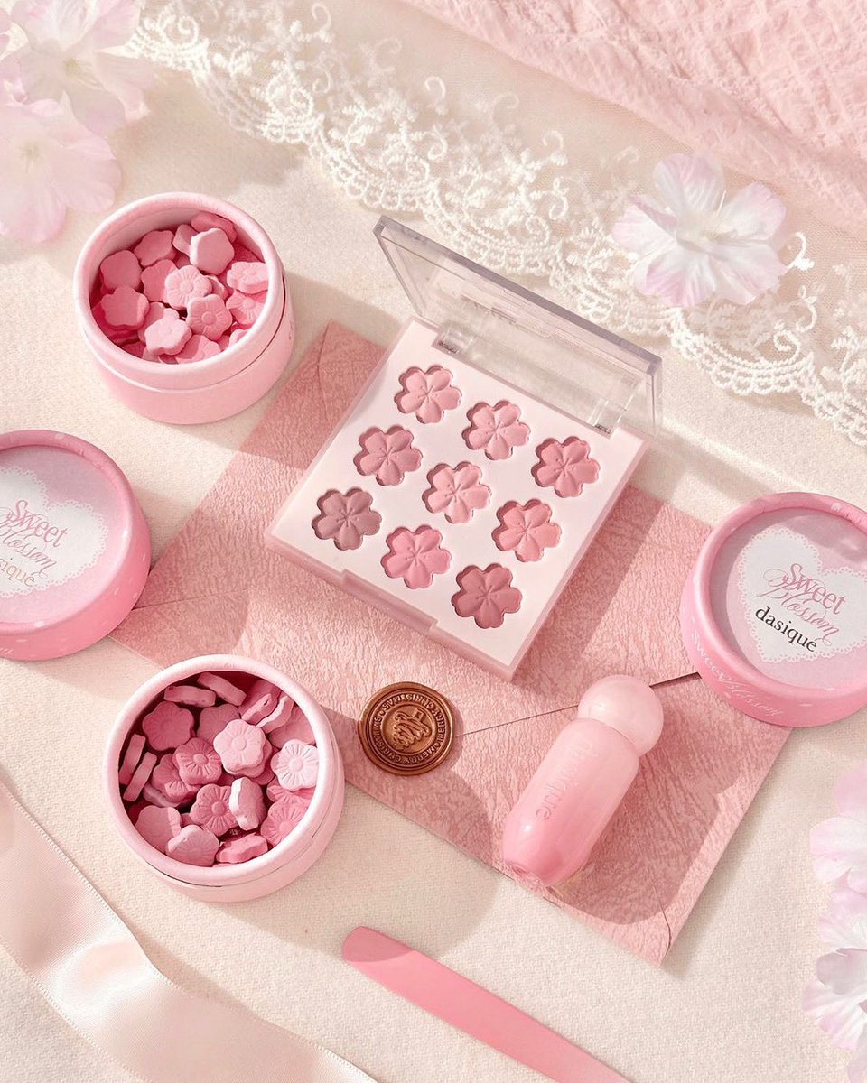 桜の花びらのようにやさしく密着するマット質感と、桜のきらめきを