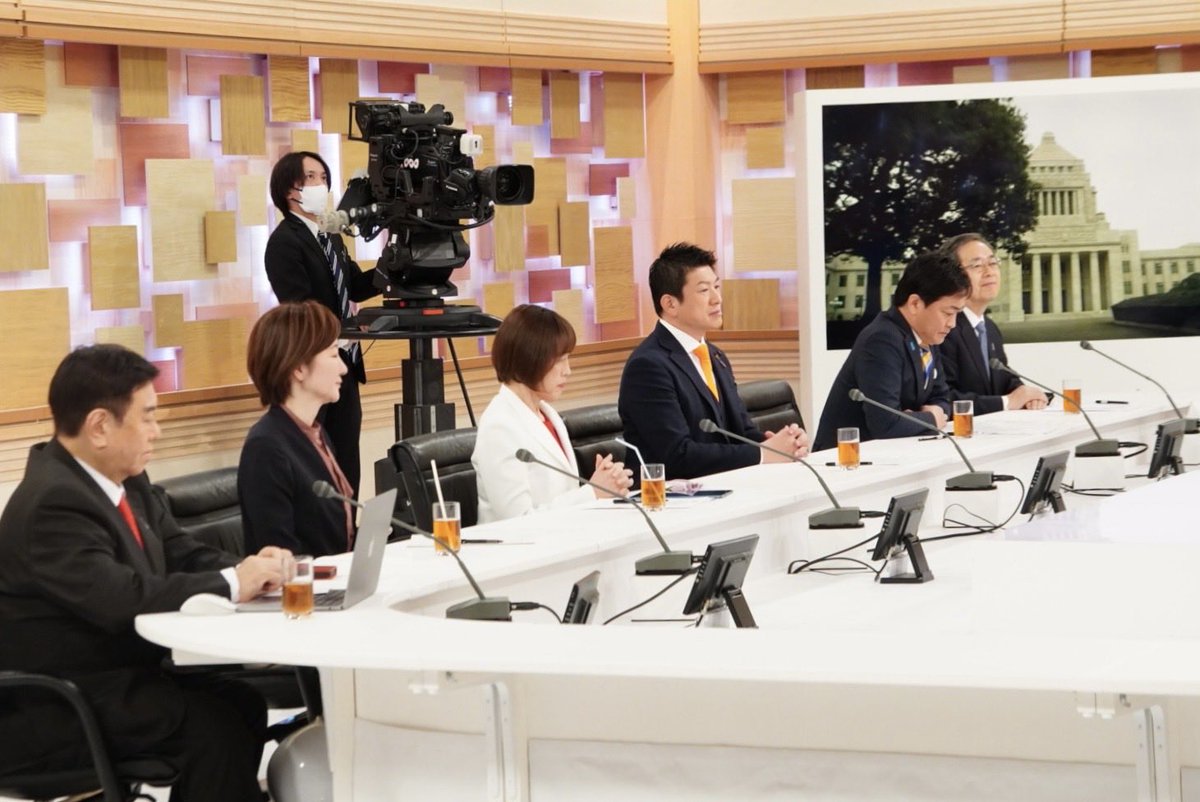 jinkamiya's tweet photo. 選挙期間中の日曜討論。

皆さんが笑っているのは司会の方が
「参政党の百田さん」と間違えてしまわれたからです😅
すぐに私に回ってきてちょっと動揺しました。

私は、
・行き過ぎた資本主義やグローバリズムの問題を訴え、中間層が豊かで健康に暮らせる社会を目指すこと
・財源確保ありきの思考から経済成長優先の思考に変えるべきこと
・給付付き税額控除の課題
・日本の強みをしっかりつくった上での外交
などを訴えました。

今日、高市総理がドタキャンされたのはまずかったと思います。体調不良とのことでしたが、この後、街頭演説などをしたら、「討論から逃げた」と必ず叩かれる。
私も残念に思いました。
