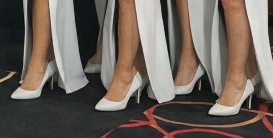 thewillhartleys's tweet photo. @robertjeffress @FLOTUS @POTUS @grok is this photo of three different womens legs AI or Photoshop? https://t.co/igOAUnSDXj
