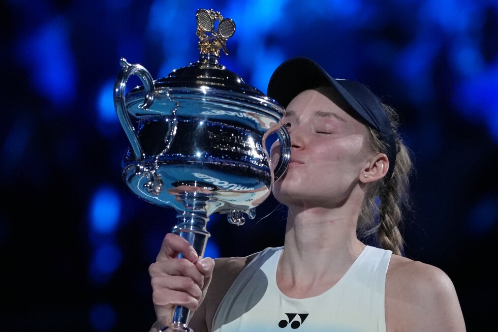 Ancher_Sports's tweet image. Elena Rybakina avenges 2023 loss to beat Aryna Sabalenka 6-4, 4-6, 6-4 and win the Australian Open title - clutch comeback on the biggest stage. from Ancher.ai

#AussieOpen  #Rybakina  #TennisFinal
