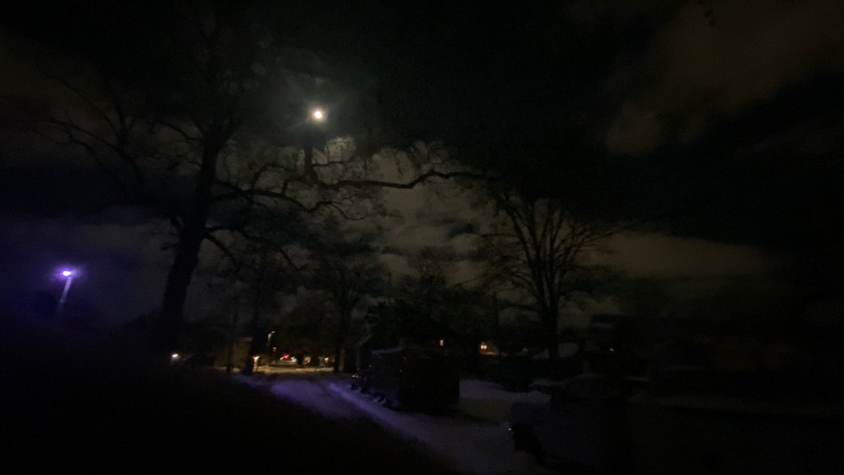 kbtechnology's tweet image. Take a peek at your window and look directly east, then upward at about 60° and you’ll see a very very bright moon. Very pretty tonight.